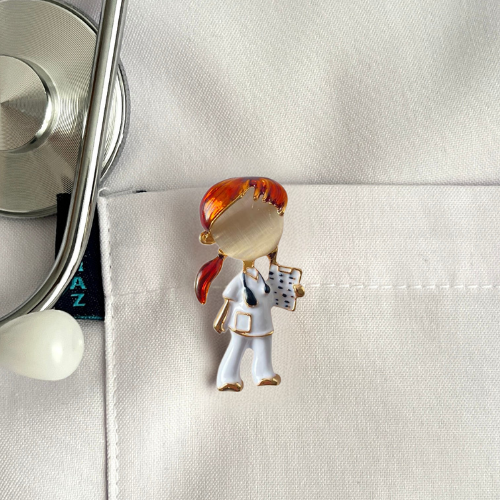 Sarı Saçlı Doktor Broş