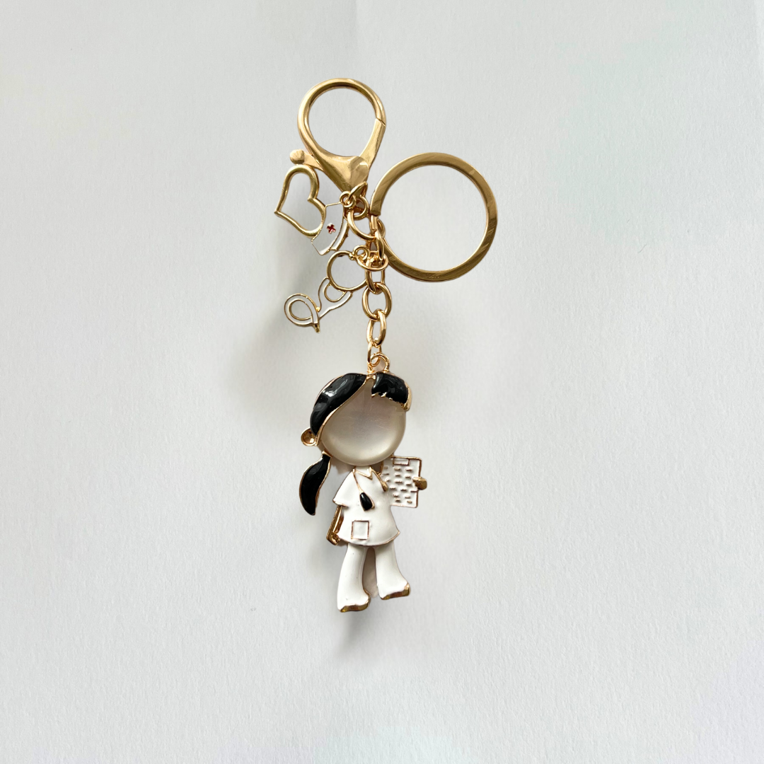 Siyah Saçlı Doktor Anahtarlık 👩🏻‍⚕️