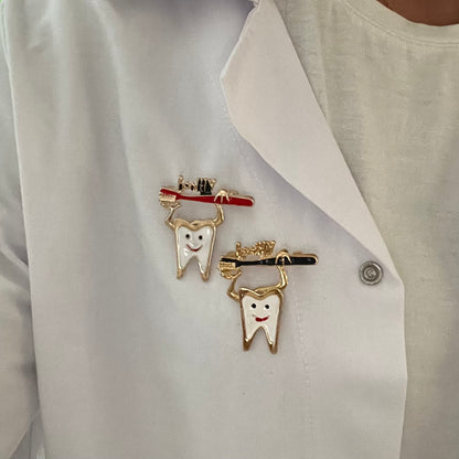 Fırçadan Sarkan Dişçi Broş