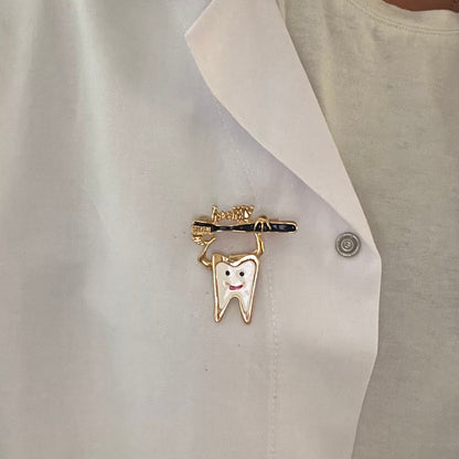 Fırçadan Sarkan Dişçi Broş