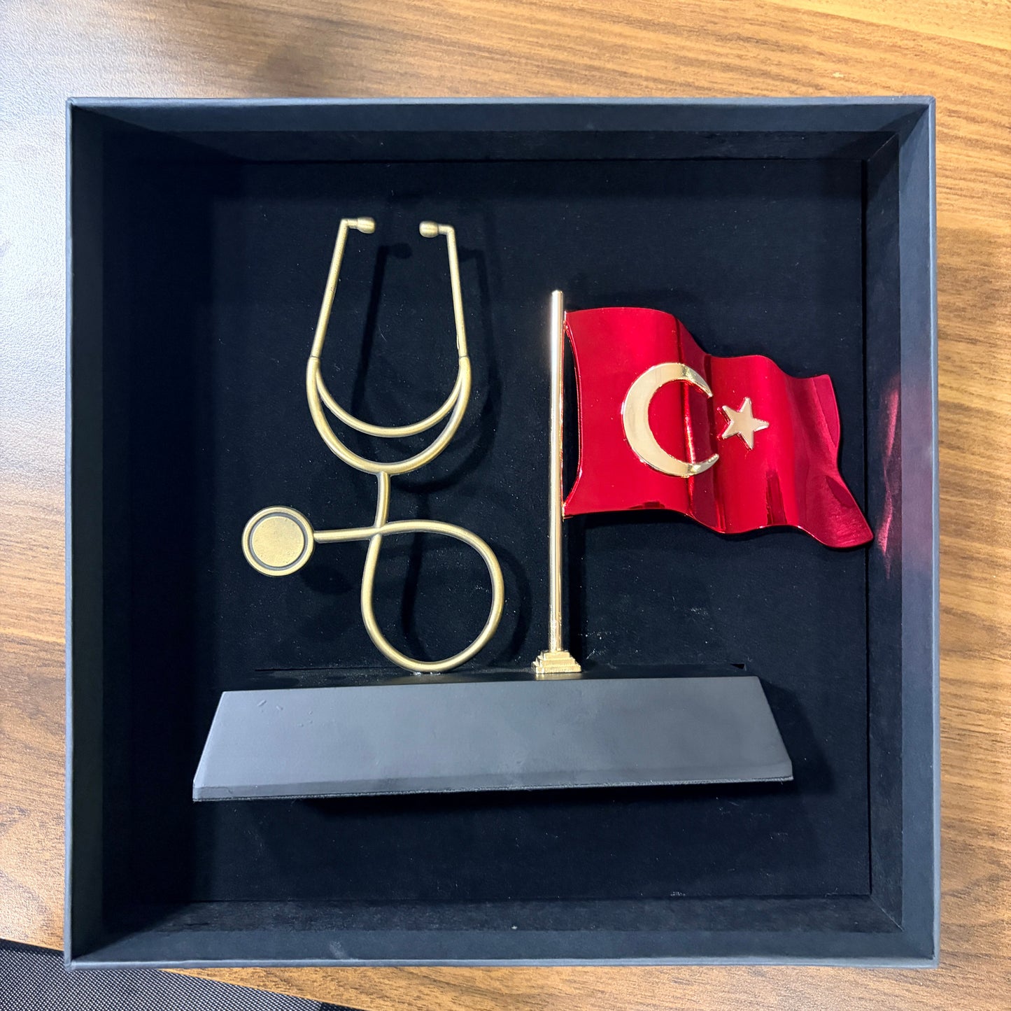 Stetoskop ve Türk Bayrağı Tasarımlı Metal Masaüstü Dekoru