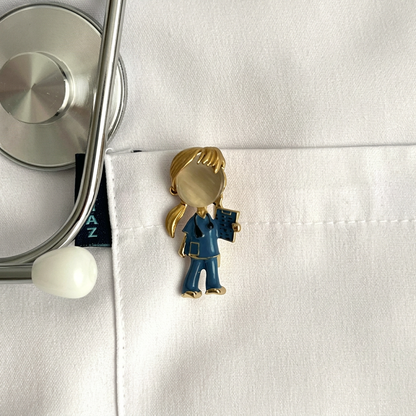 Sarı Saçlı Doktor Broş