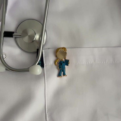 Sarı Saçlı Doktor Broş